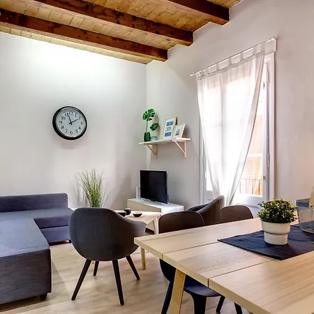 Renovated & Classic 3-bedroom Sagrada Familia Apt. * Barcelona