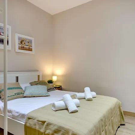 Apartment Renovated & Classic 3-bedroom Sagrada Familia Apt.