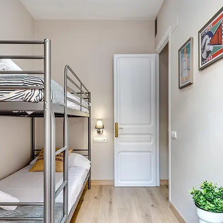 Renovated & Classic 3-bedroom Sagrada Familia Apt. Apartment