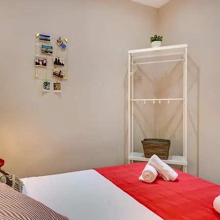 Renovated & Classic 3-bedroom Sagrada Familia Apt. Apartament
