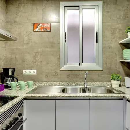 Renovated & Classic 3-bedroom Sagrada Familia Apt. Apartament Barcelona